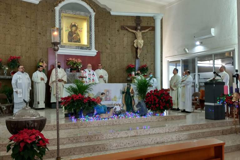 Celebra el Padre Antonio Díaz Fonseca 50 años de servir al pueblo de Dios