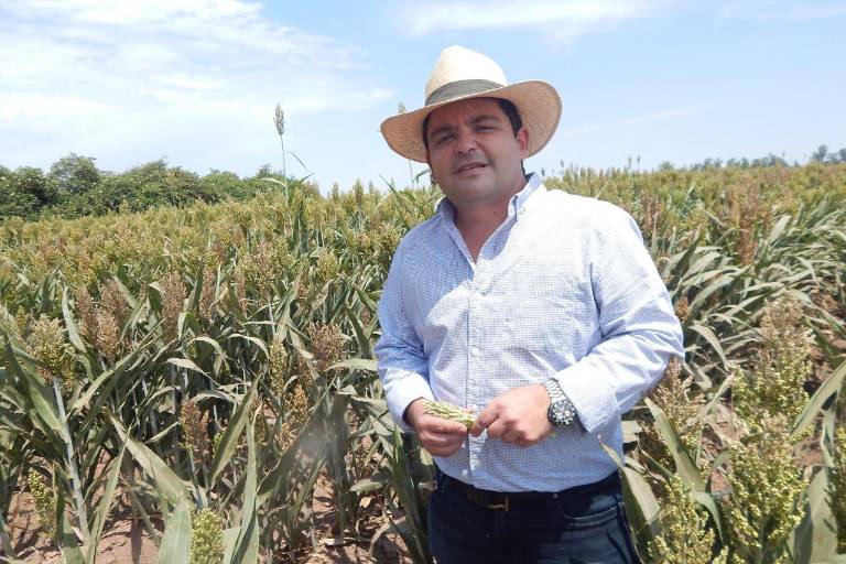 Jesús Rojo Plascencia alza la mano; quiere dirigir la AARSP, en Guasave