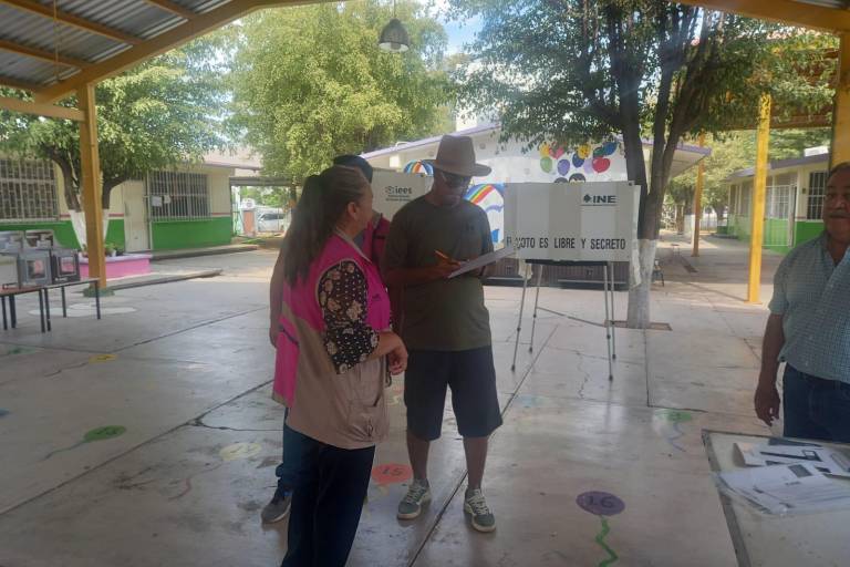 Mario Francisco asume como escrutador en ausencia de funcionarios de casilla en Culiacán