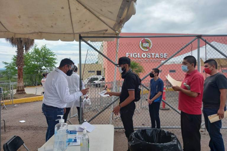 Acuden adultos de 30 a 39 años y embarazadas mayores de 18 años a vacunarse, en Culiacán
