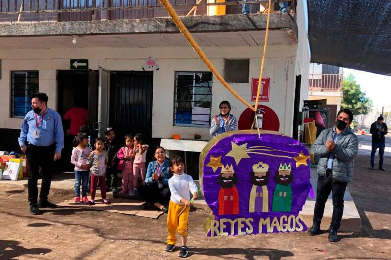 Soriana y Pro-familia de Jornaleros celebran fiesta del Día de Reyes