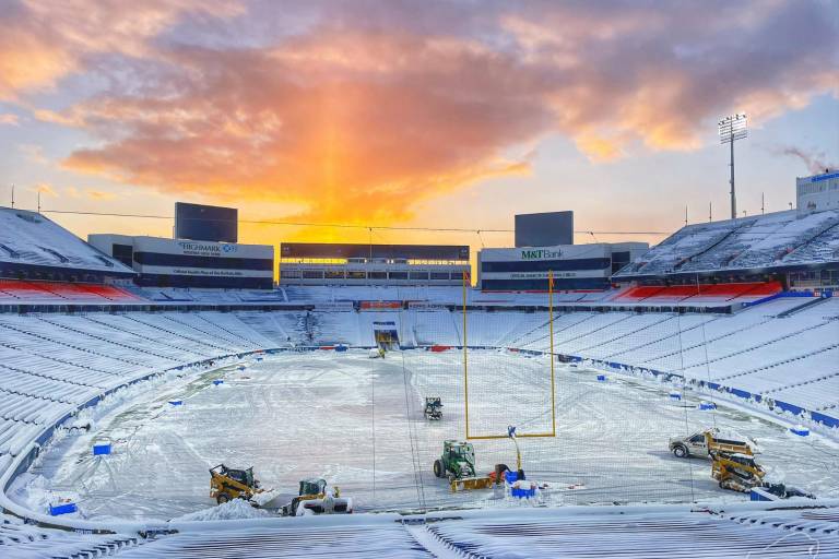 Bills piden ayuda a aficionados para retirar nieve de estadio