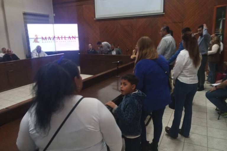 Se manifiestan solicitantes de vivienda en el Ayuntamiento de Mazatlán exigiendo que los atienda la Alcaldesa