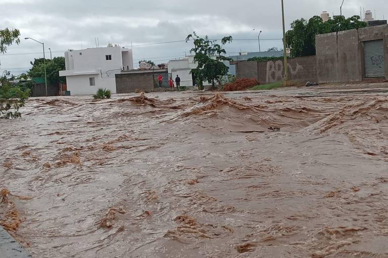 Se desborda el arroyo del Seminario en Real Pacífico en Mazatlán