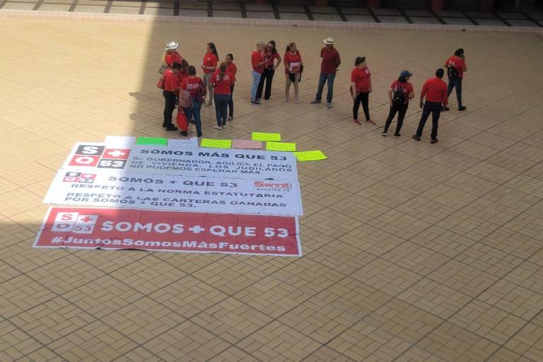 Jubilados del SNTE 53 exigen en Palacio de Gobierno pagos de interinatos