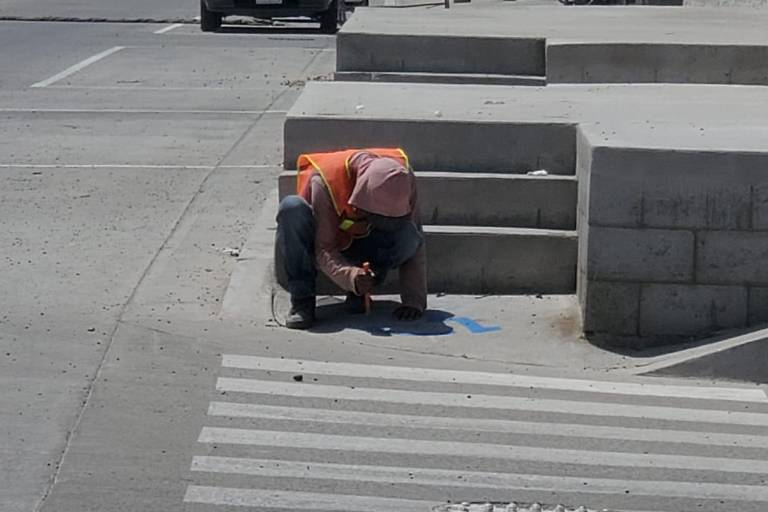 Olvidan hacer banquetas para discapacitados en el malecón del Estero del Infiernillo, en Mazatlán, y mejor borran señalética