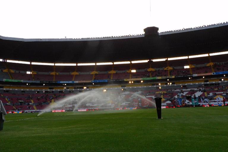 La cancha del estadio Jalisco mejora para el juego entre Atlas y Mazatlán FC, del próximo jueves