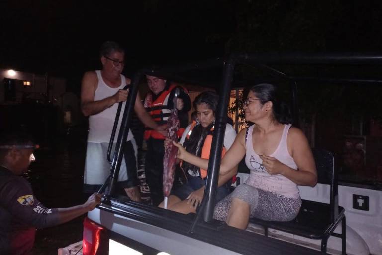 Por lluvias, rescatan a 81 personas en 20 colonias de Mazatlán; zona norte, la más afectada