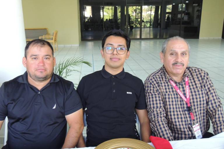 Celebran colaboradores de Datemex la Navidad con rico desayuno