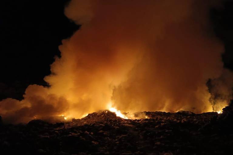 Se incendia basurón de Mazatlán y tras cinco horas controlan el fuego