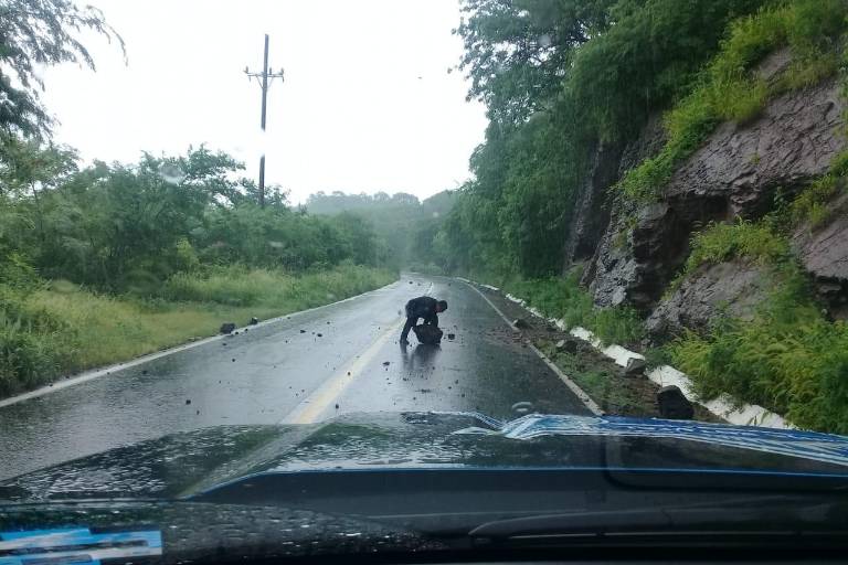 Hay deslaves en carretera libre de Culiacán al norte; llaman a tener precaución al circular