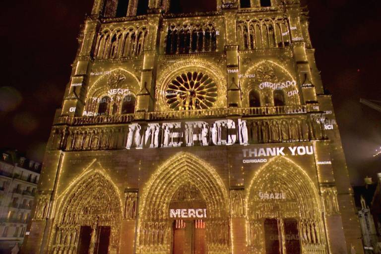 ¡Notre Dame, abre tus puertas!