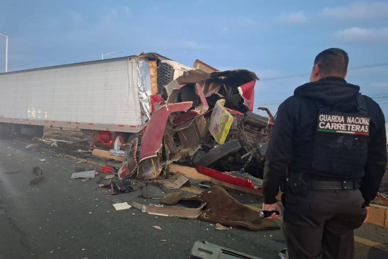Choque por alcance deja tráiler destrozado en La Costerita