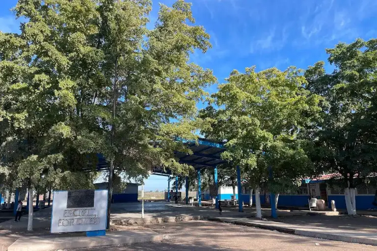 La guerra también alcanzó un aula de hijos de jornaleros en Villa Juárez