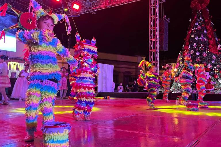 Ayuntamiento de Rosario abandera fiestas decembrinas con pregala navideña