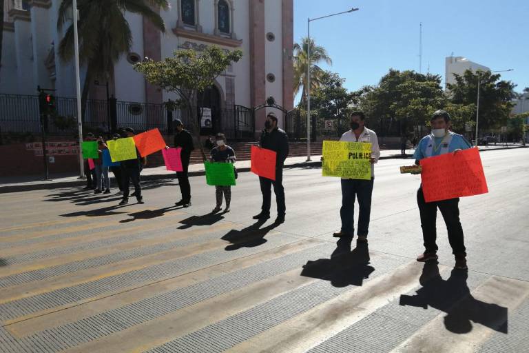 Padres de menores internados en el Pediátrico protestan por falta de medicamentos; cierran la Obregón en Culiacán