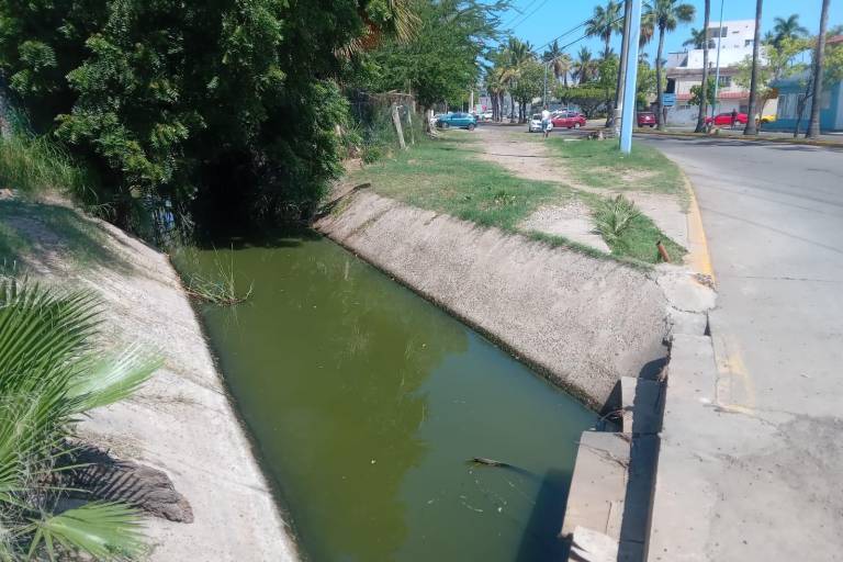 Canal del fraccionamiento Flamingos, en Mazatlán, tiene olor a drenaje