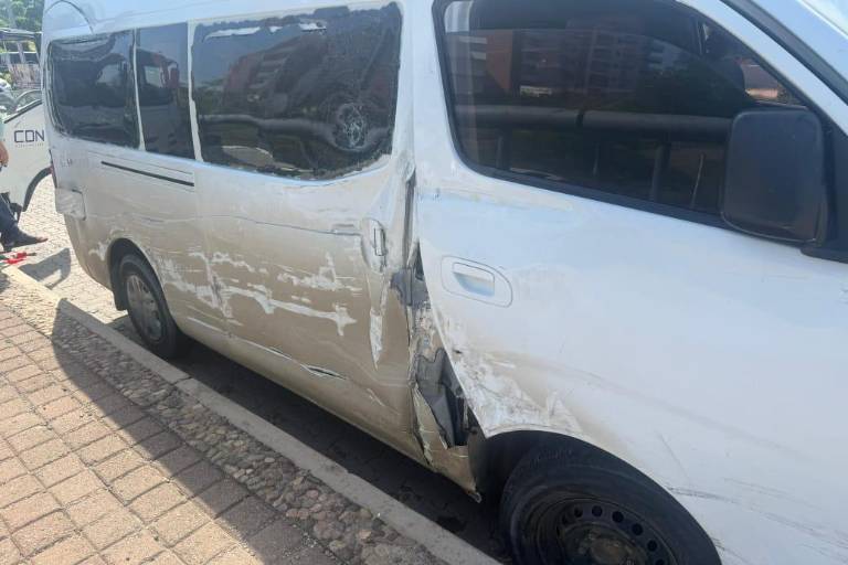 Choque entre camión repartidor y van turística deja tres lesionados en Mazatlán