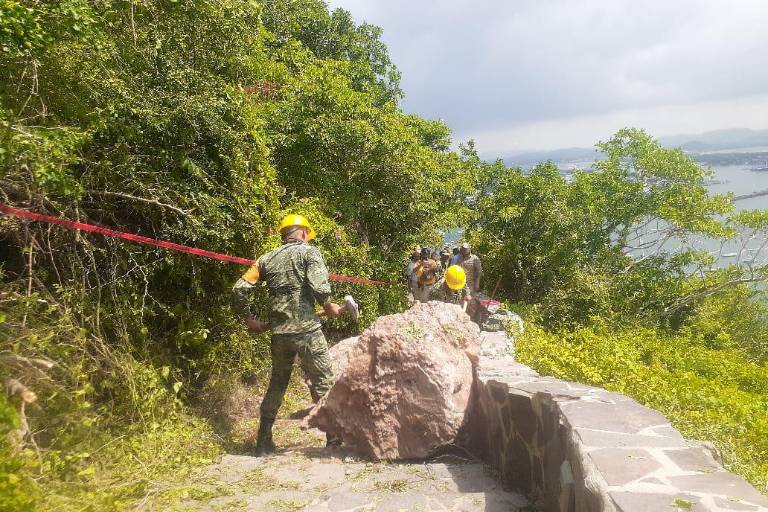 Remueve Ejército las piedras que cayeron en los escalones del faro
