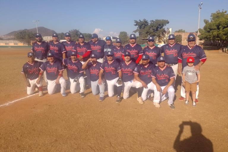 Celebran partido amistoso de beisbol, en Club Sarabia