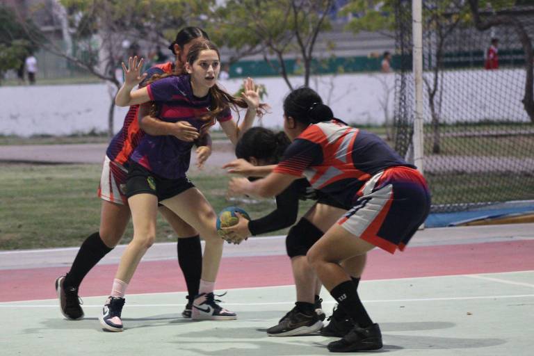 Ponen a prueba jóvenes su destreza en handball y atletismo