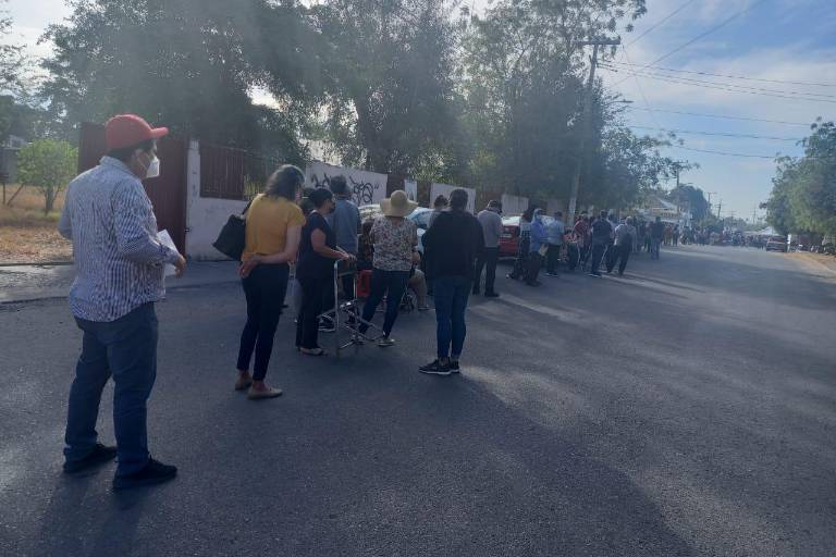 Acusan que no se respetan horarios en centro de vacunación de Culiacán