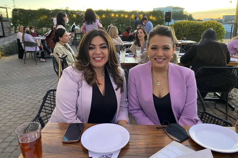 Entre mujeres comparten experiencias