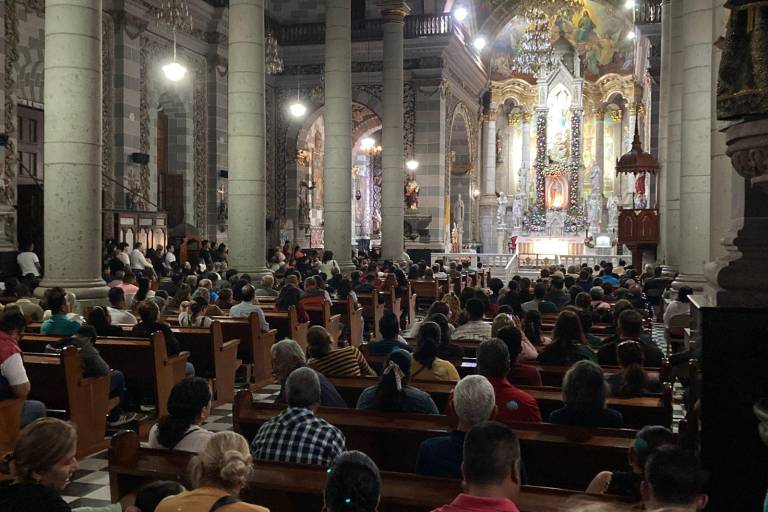 Cientos acuden a la Catedral de Mazatlán a cantar las Mañanitas a la Virgen de Guadalupe