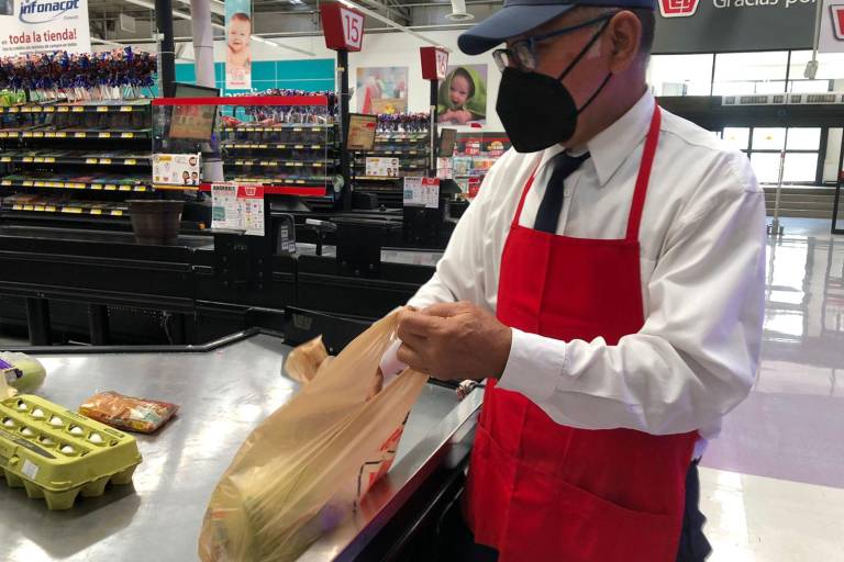 Paqueteros de supermercados deciden resguardarse voluntariamente ante alza de contagios por Covid-19