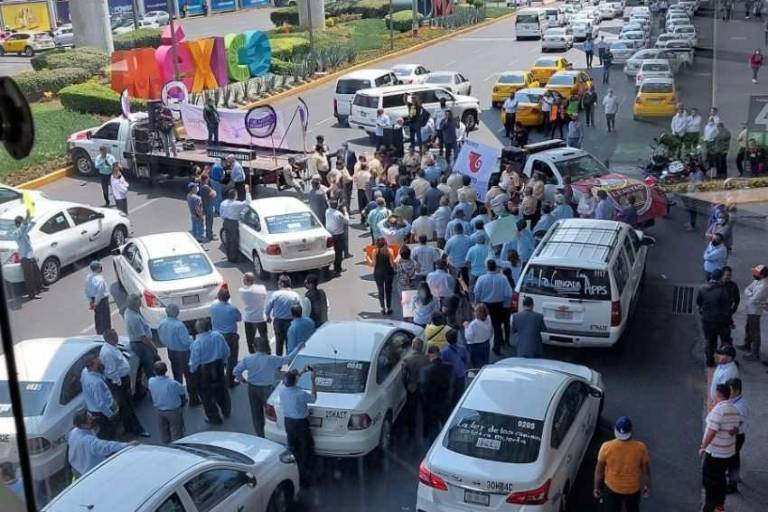 Taxistas bloquean accesos a terminales 1 y 2 del Aeropuerto de la Ciudad de México