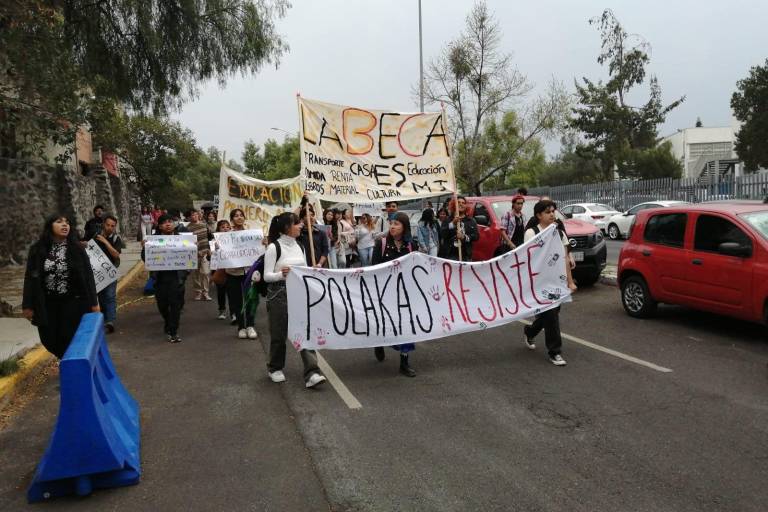 Estudiantes protestan contra desaparición de Beca Elisa Acuña