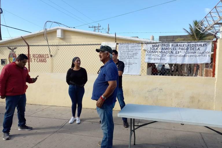 Se manifiestan docentes rurales de Rosario por falta de pago