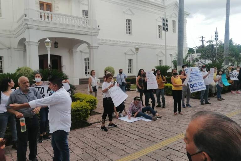 Se manifiestan afuera del Ayuntamiento de Culiacán contra exigencia de certificado de vacunación; acusan discriminación