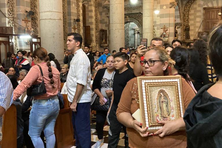 Cientos de personas acuden a la Catedral de Mazatlán para venerar a la Virgen de Guadalupe