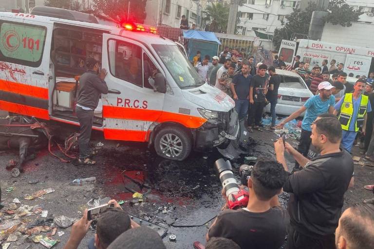 Bombardea Israel convoy de ambulancias a la entrada del hospital Al-Shifa en Gaza