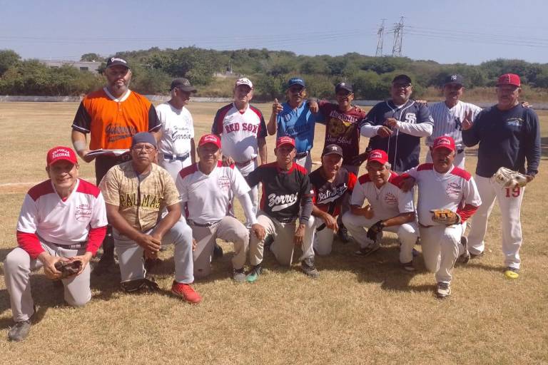 Familia Escobar supera Tacos Figueroa, en la Liga de Beisbol Chololos