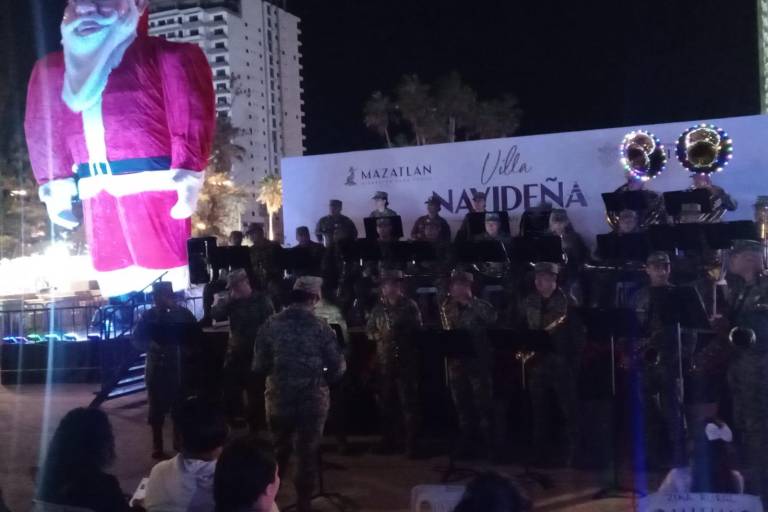 Banda de Música de la Tercera Región Militar brinda concierto en la Villa Navideña de Mazatlán