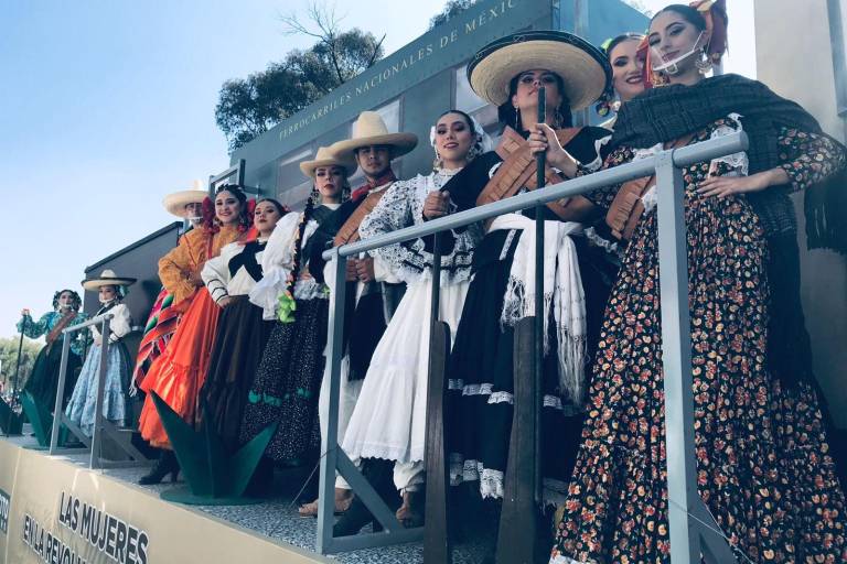 Honran a las mujeres sinaloenses de la Revolución, en el desfile de la CDMX