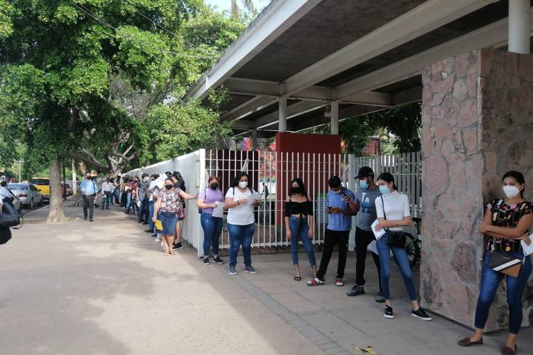Fluye fila para vacunación de 18 años en adelante en el Centro Cívico de Culiacán