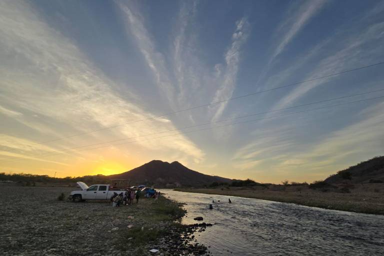 Familias mitigan el calor y disfrutan del esparcimiento en el río Baluarte de Rosario