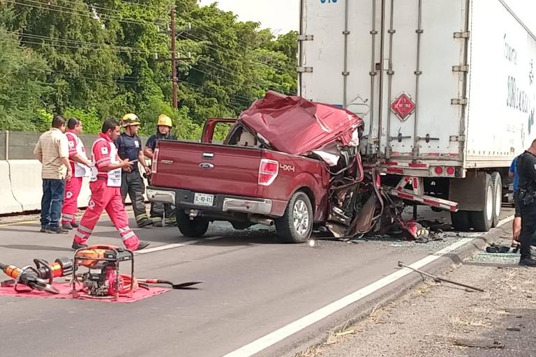 Muere conductor de camioneta tras chocar contra tráiler en Culiacán