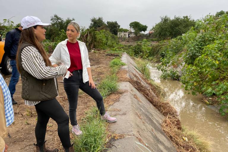 Supervisa Estrella Palacios trabajos de desazolve en canal de Pradera Dorada