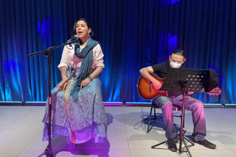 Comparte María Inés Ochoa Canciones con sentimiento en concierto en línea