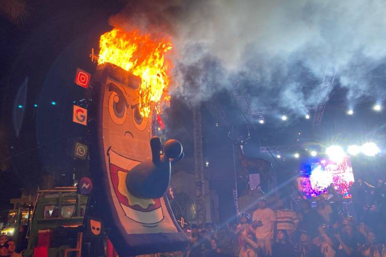 Arden los servicios de telefonía celular en la Quema del Mal Humor