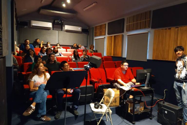 Comparte Alonso Caro la magia del doblaje en una clase maestra