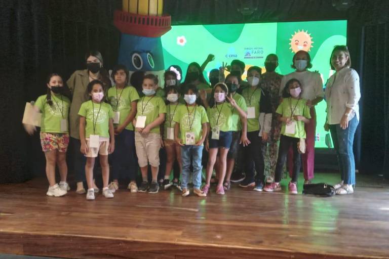 Niñas y niños se gradúan de curso de verano sobre la naturaleza