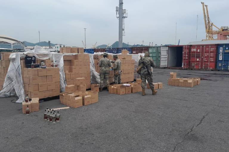 Asegura Marina 5,400 kilos de metanfetamina en botellas de mezcal artesanal