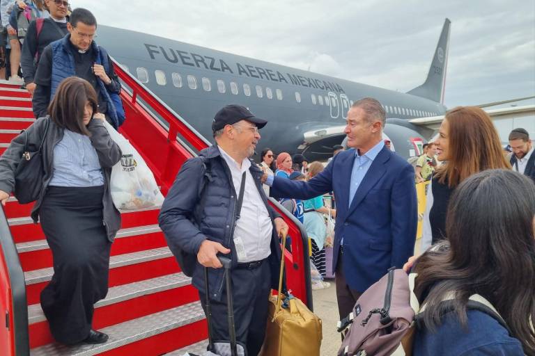 Recibe Quirino en Madrid a mexicanos que estaban en Israel