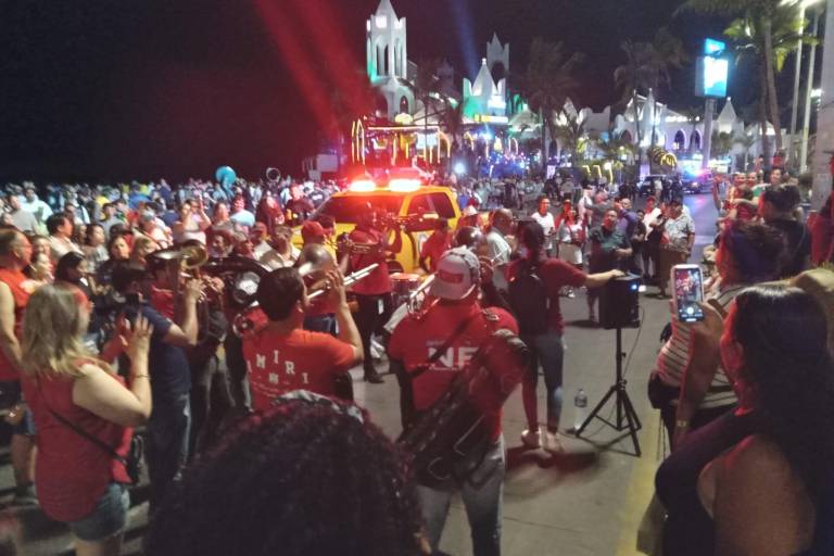 Arman la fiesta y cierran tramo del malecón en Mazatlán