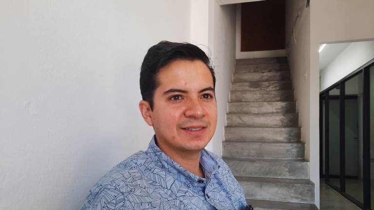 Roberto Lem Páez, vicepresidente de la Federación de Cámaras de Comercio del Estado de Sinaloa y representante del programa de uniformes y útiles escolares gratuitos.
